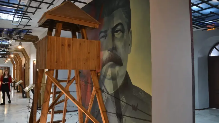 Torre de vigilancia de madera y un retrato de Stalin en el museo del Karlag