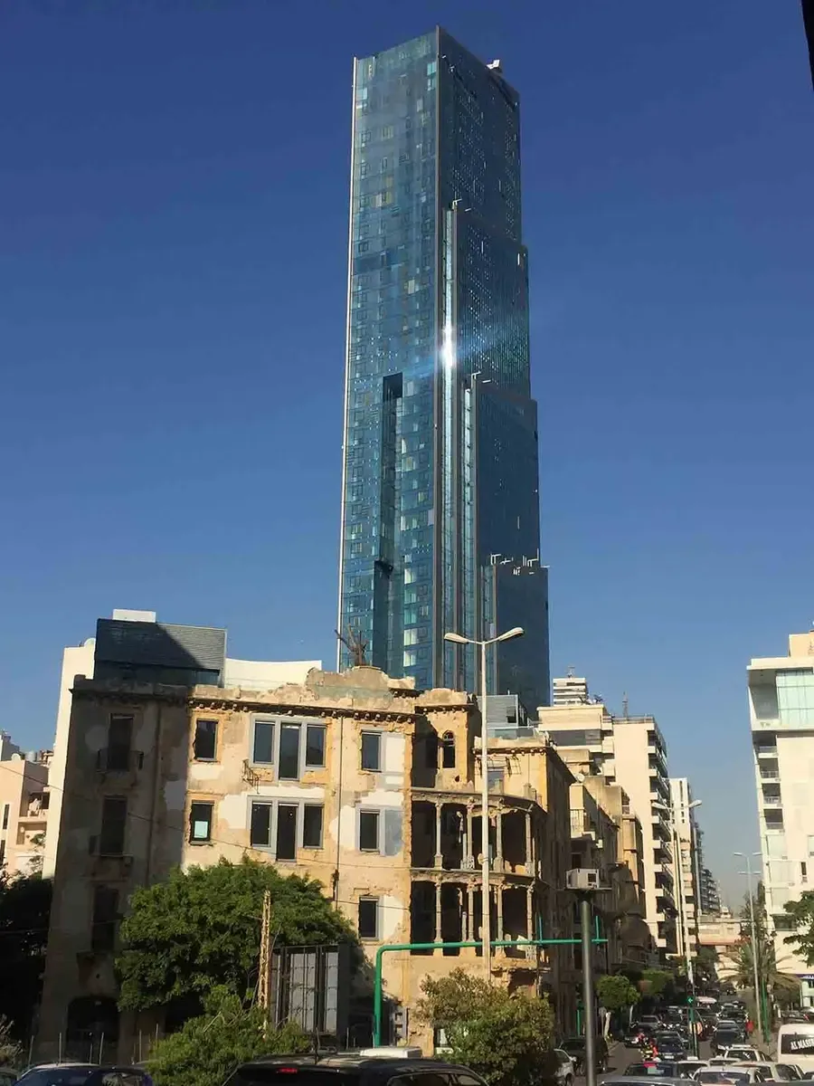 La casa amarilla en contraste con los edificios nuevos. La esencia de Beirut