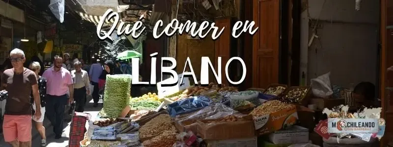Puesto de frutos secos y especias en un mercado libanés, bajo el texto «Qué comer en Líbano»