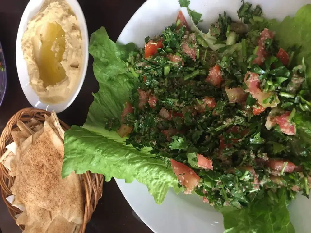 Tabule acompañado con pan de pita y humus