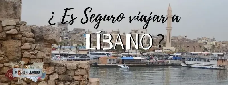 Puerto y minarete de una ciudad libanesa bajo el texto «¿Es seguro viajar a Líbano?»