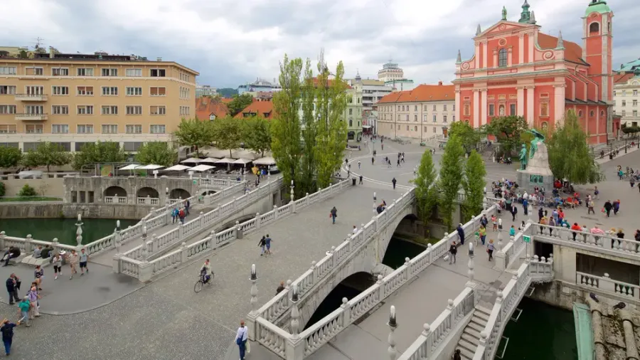 Vista del Puente Triple de Liubliana y la iglesia franciscana rosada de la plaza Prešeren