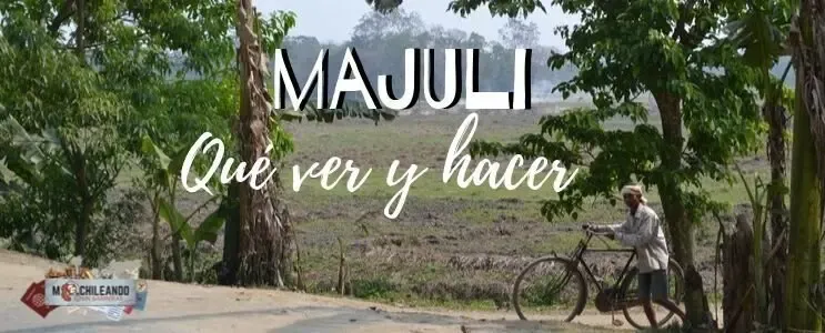 Hombre en bicicleta por un camino de Majuli con el texto «Qué ver y hacer»
