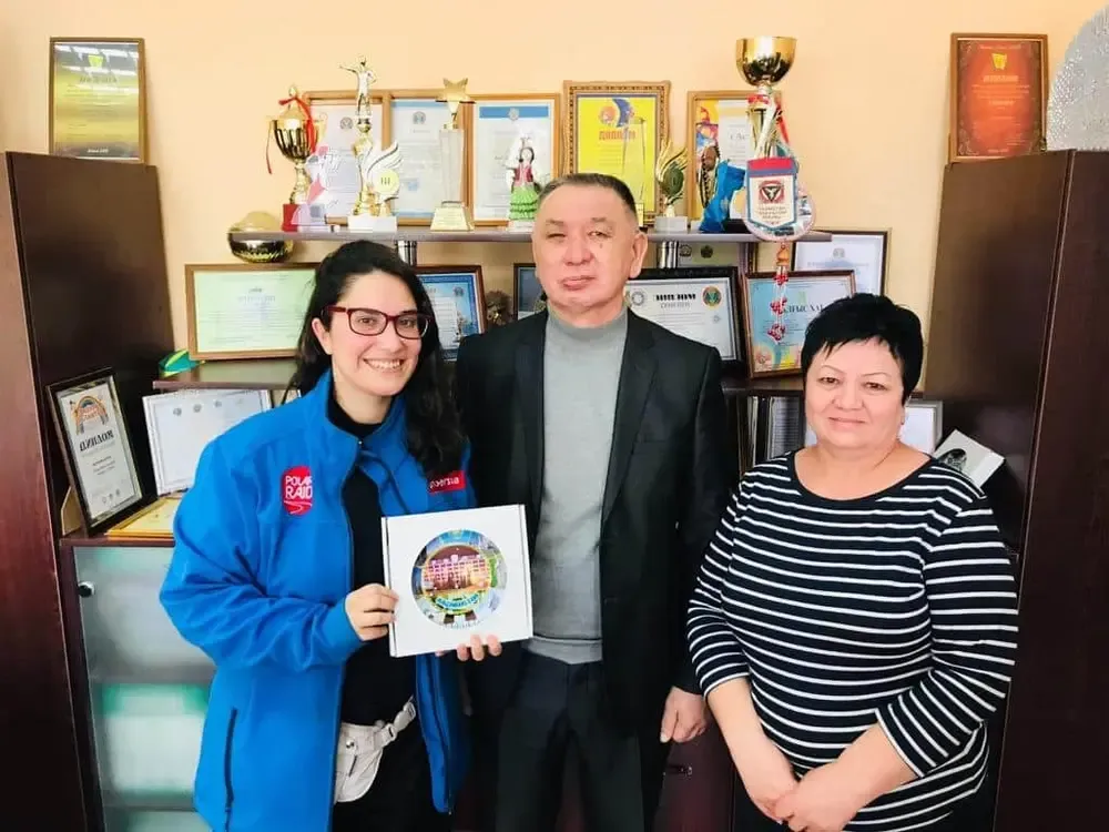 Con el director de un centro de personas sordas en Astaná