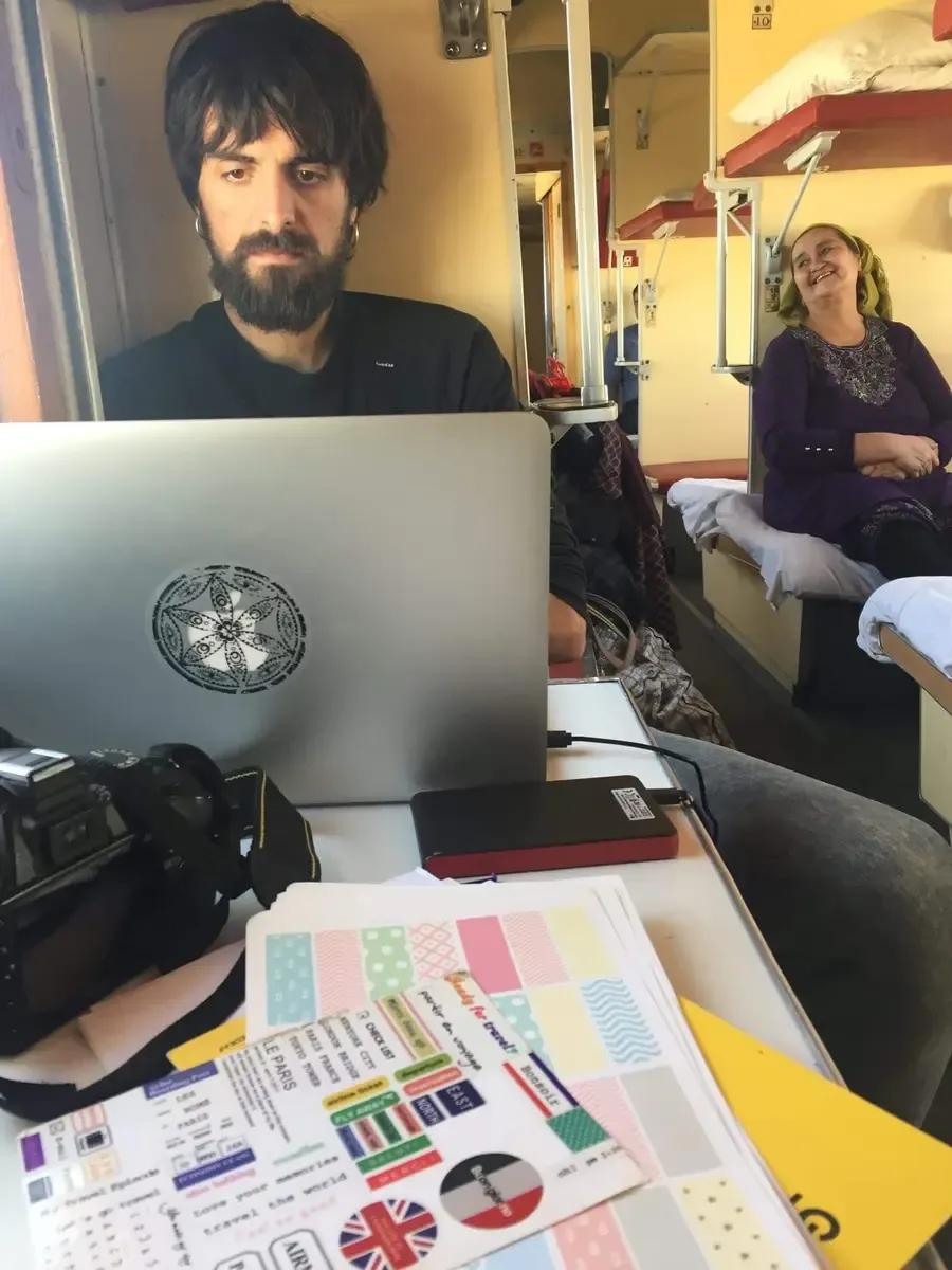 Sergi trabajando en el tren