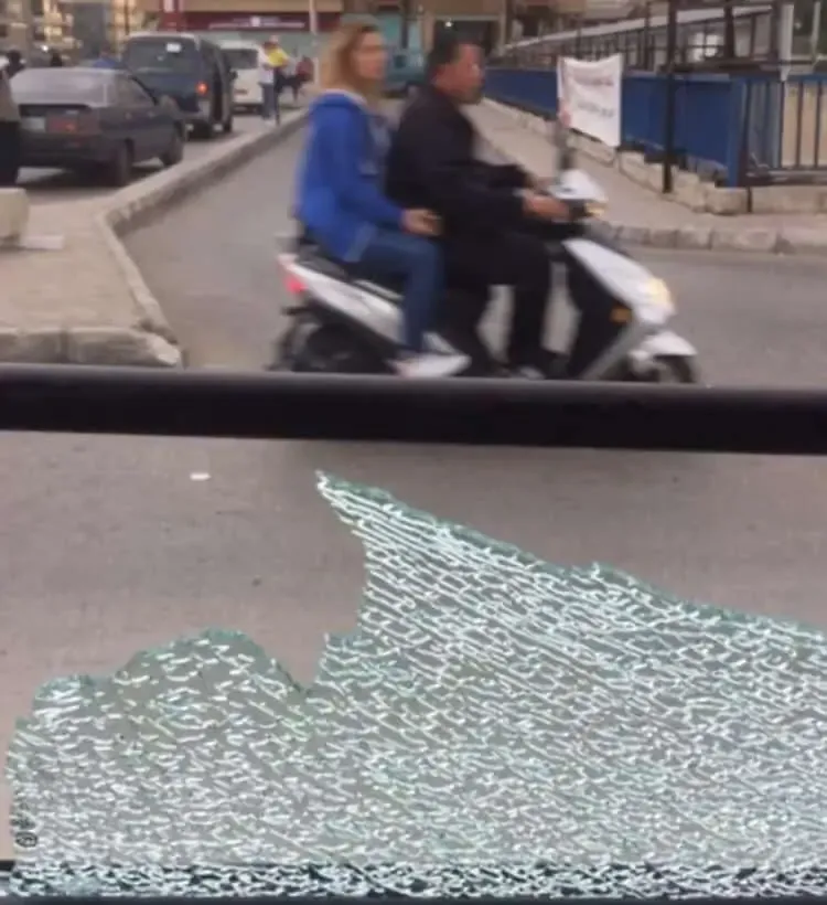 Cristal roto del autobús tras el accidente