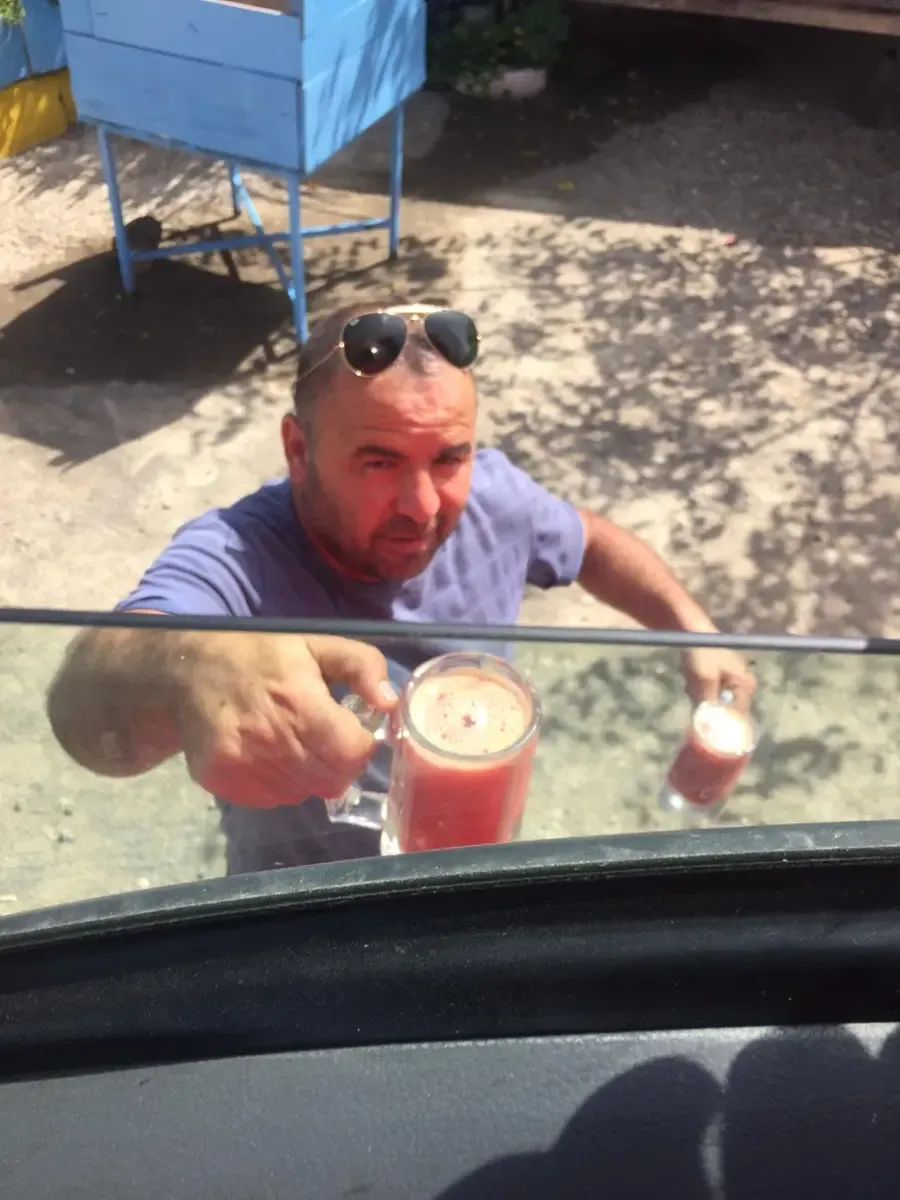 Camionero invitándonos a unos ricos zumos