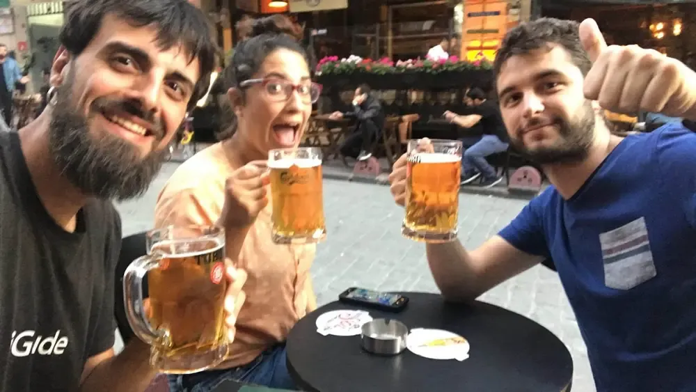 Disfrutando de unas cervecitas en Estambul en buenisima compañia