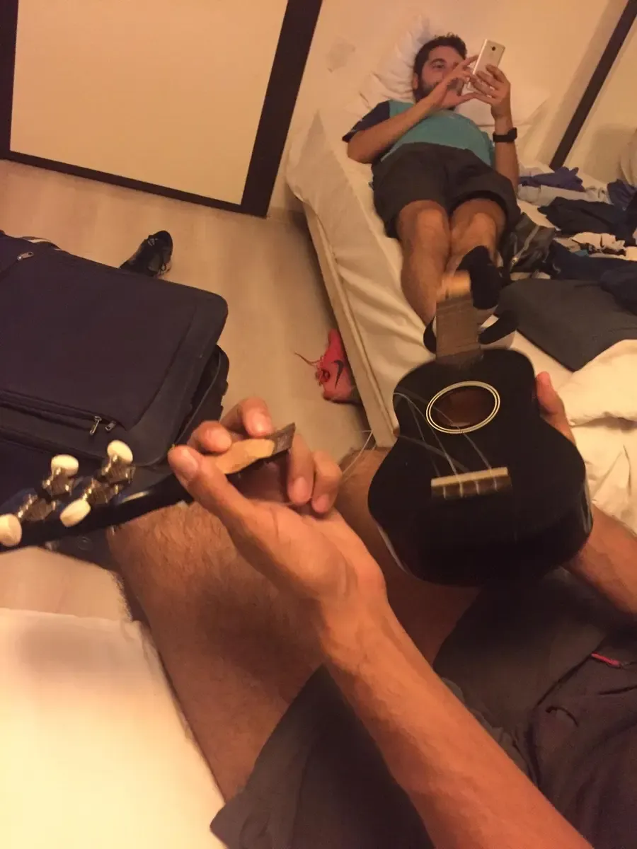 Sergi desolado con su ukelele roto