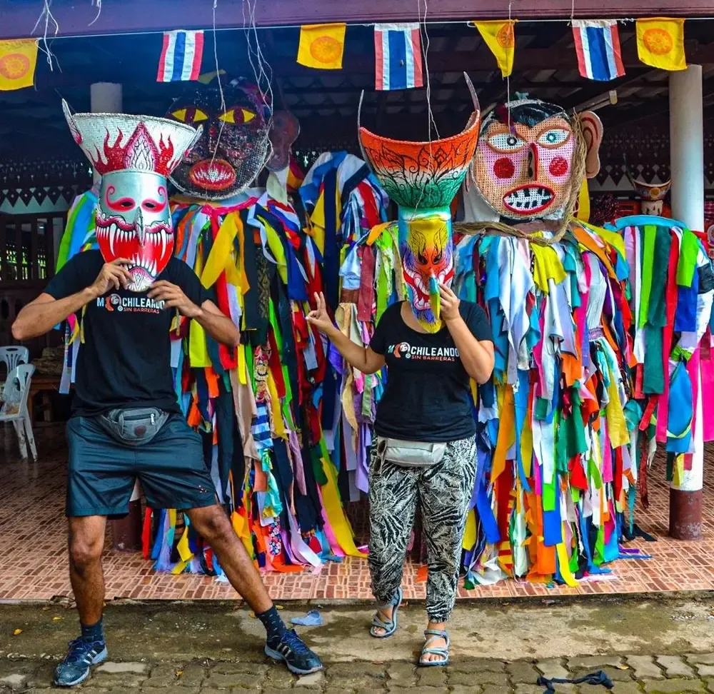 Posando con máscaras típicas del festival
