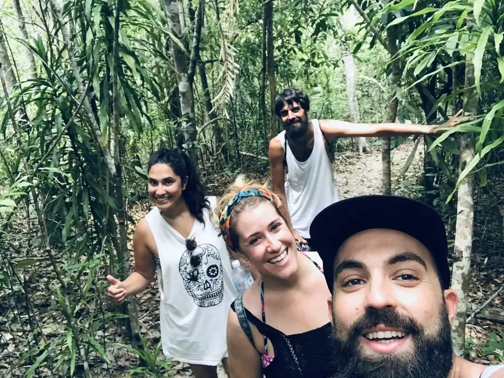 Haciendo una ruta de trekking por las Perhetians