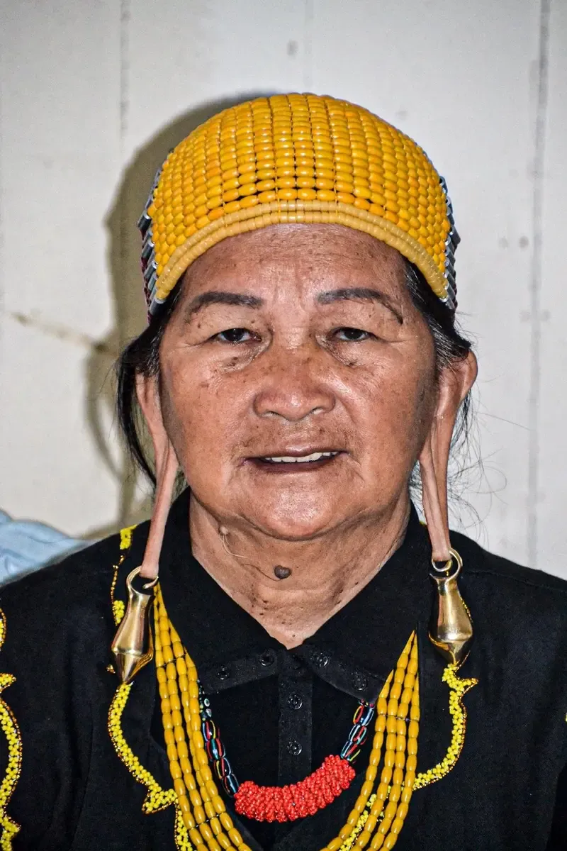 Mujer de Kelabit con orejas estiradas