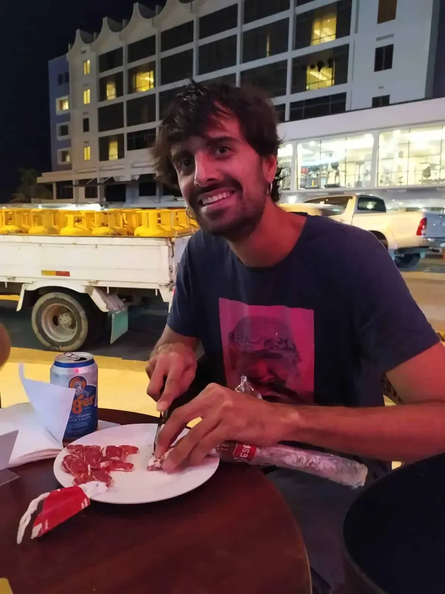 Sergi salibando