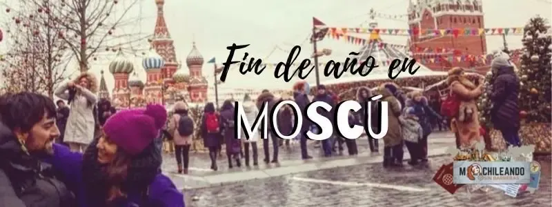 Cartel «Fin de año en Moscú» sobre la Plaza Roja decorada con luces y puestos