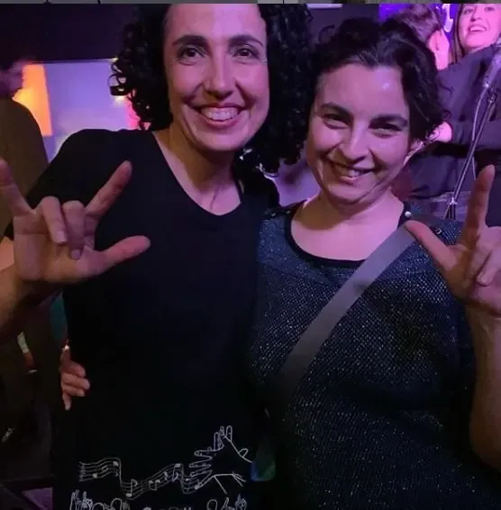 Concierto inclusivo con grupos de cantantes e intérpretes en lengua de signos.