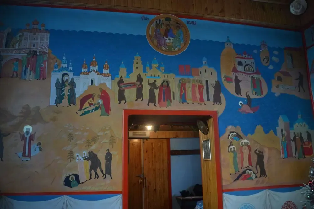 Frescos pared interior iglesia Khuzhir
