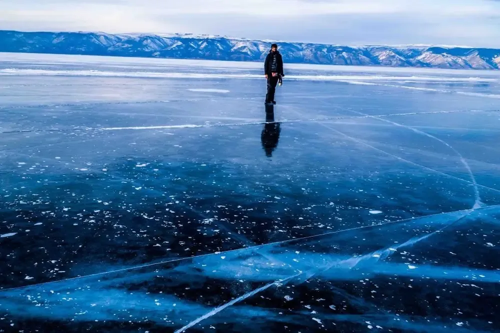 Caminando sobre el agua helada del lago baikal