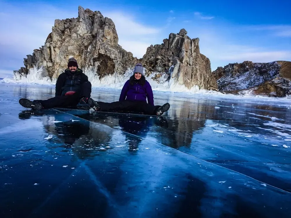Shamanka rock desde lago Baikal helado