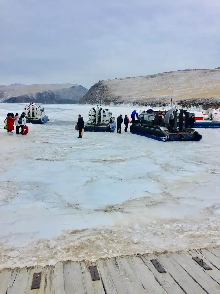 Cruzando el lago helado con lanchas
deslizables