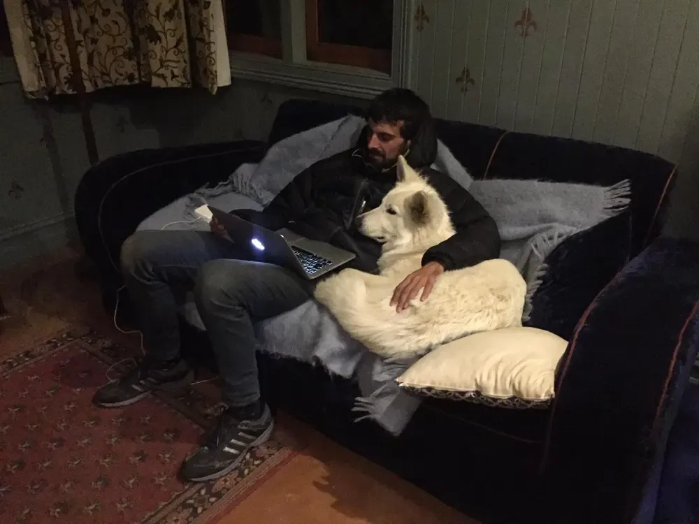 Viendo Netflix con Miko
