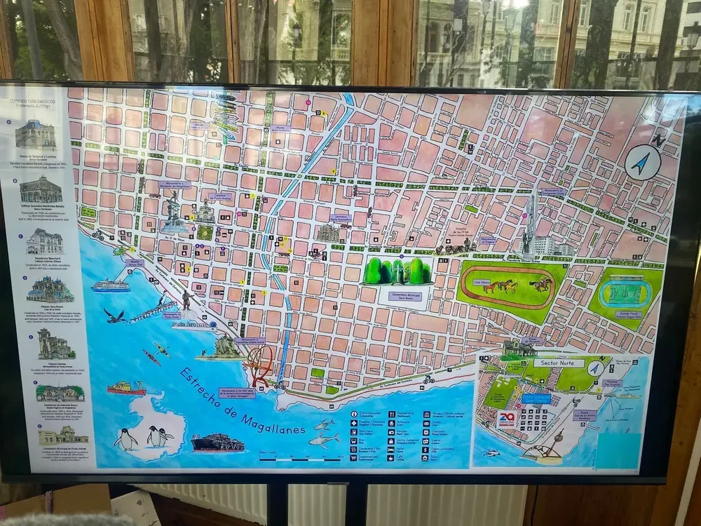 Mapa turístico de Punta Arenas con principales atracciones y barrios.