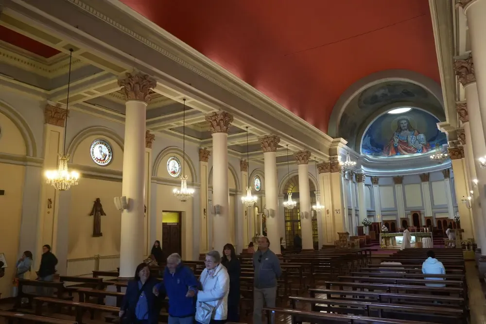 Interior de la Catedral de Punta Arenas con columnas clásicas y techo abovedado rojizo