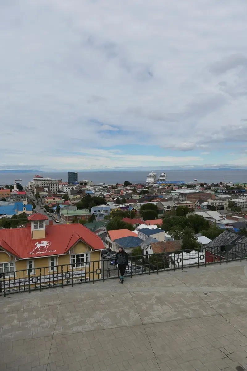 Vistas panorámicas desde el Mirador Cerro de la Cruz en Punta Arenas.