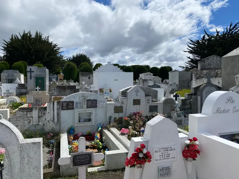 foto donde se ven muchas de las tumbas del cementerio de punta arenas