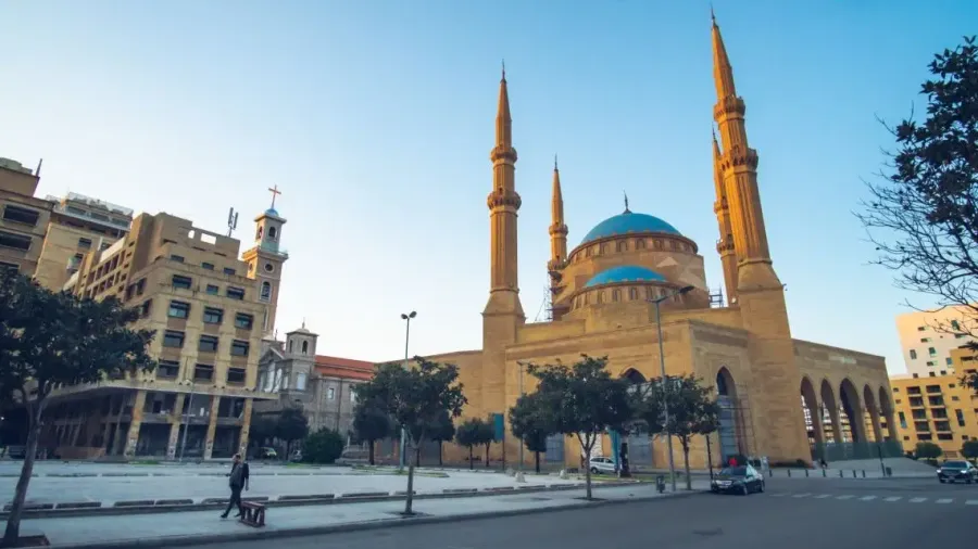 Mezquita Mohammad al-Amin con sus cuatro minaretes y cúpula azul en Beirut