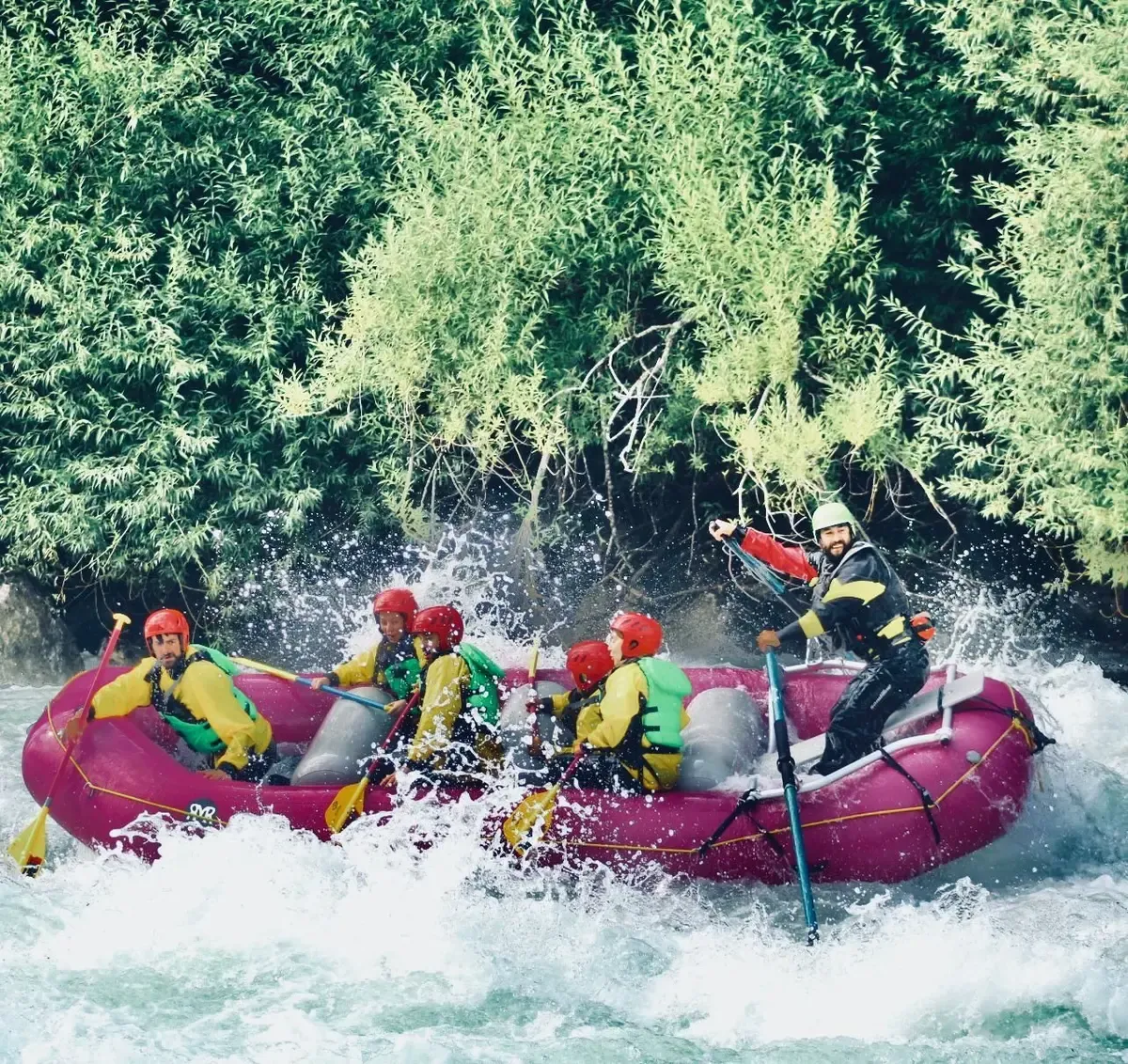 Balsa de rafting en un rápido del río Futaleufú