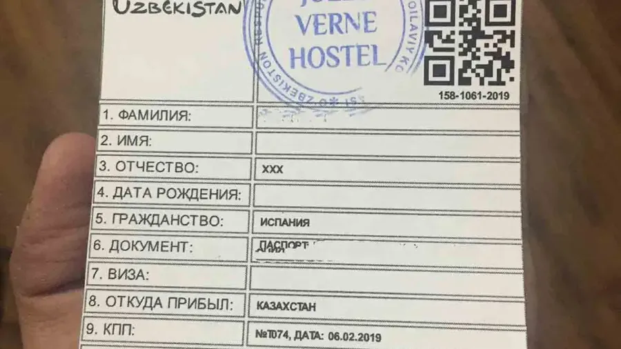 Documento de registro del viajero con el sello de un hostel de Uzbekistán