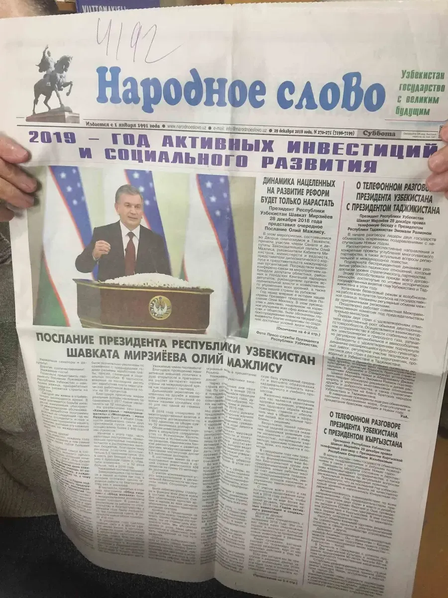 Periódico uzbeko con noticia sobre medidas accesibles