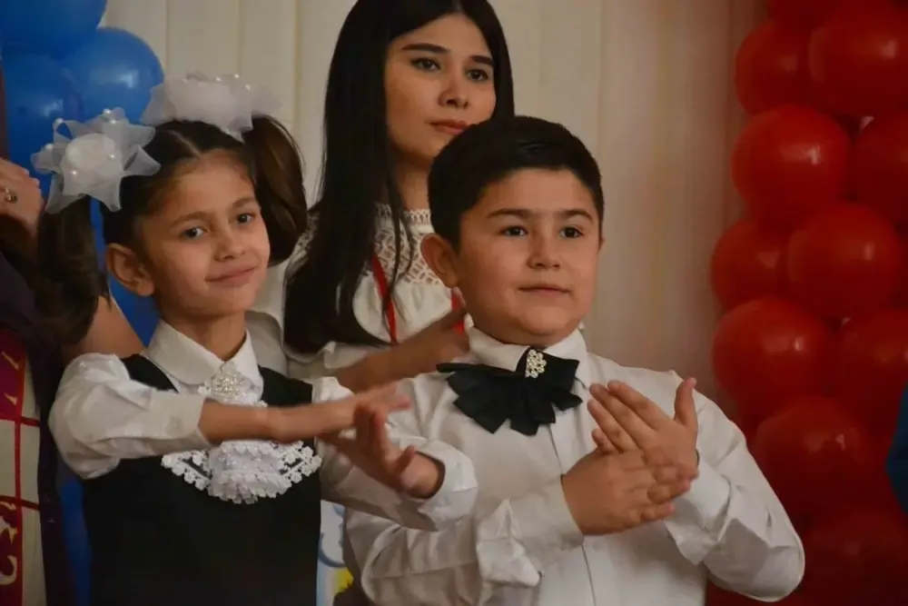Niños interpretando en lengua de signos