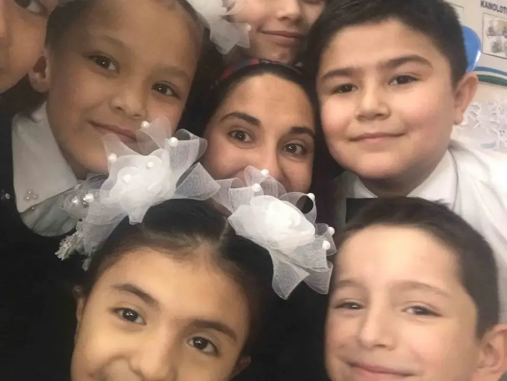 Cris rodeada de niños