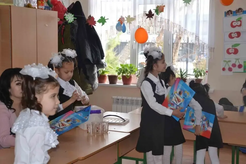 Niñas con sus cuadernos de dibujo