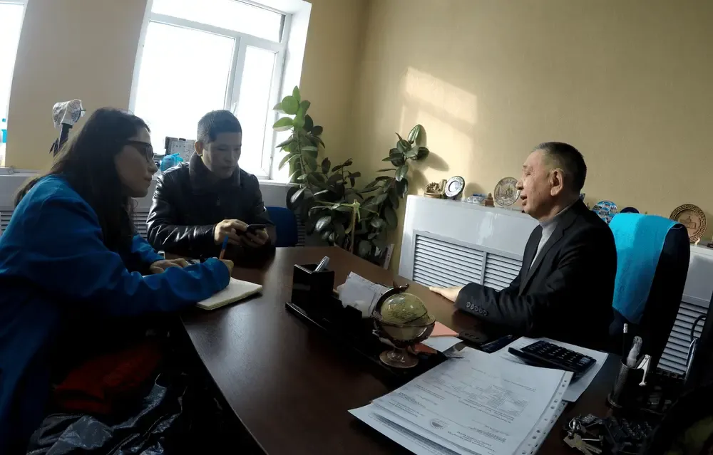 Entrevistando al director de la Sociedad de Sordos de Astana