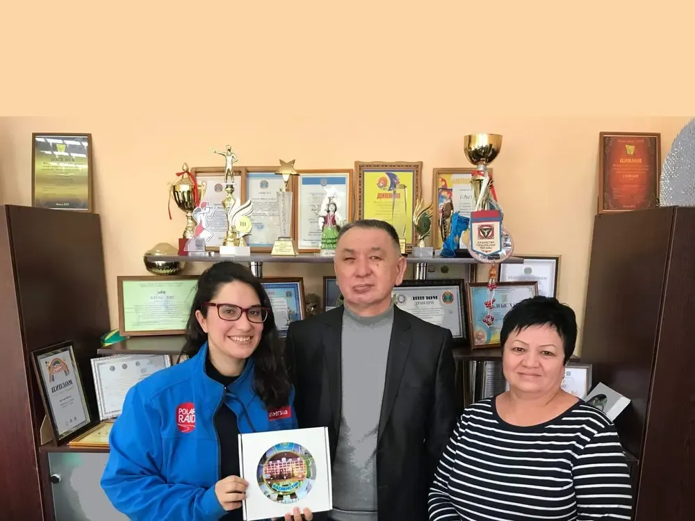 Con el director y subdirectora de la Asociación de sordos de Astana.