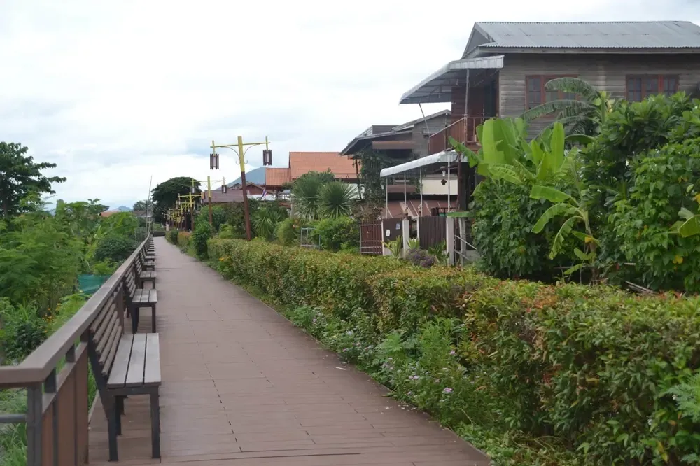 Carril bici alrededor del lago en Chiang Khan