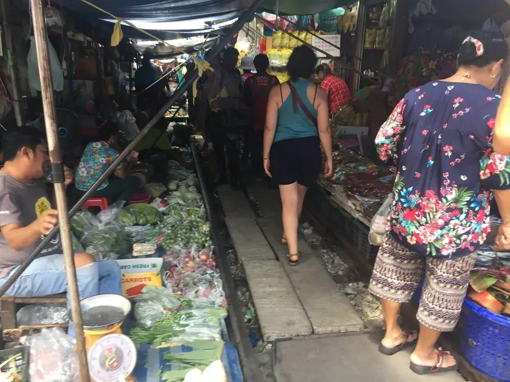 Mercado del tren Mae Klong alrededor de las vías