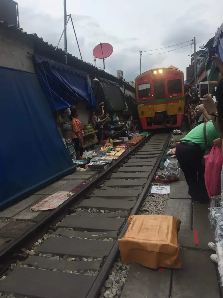 Momento en que pasa el tren por el mercado