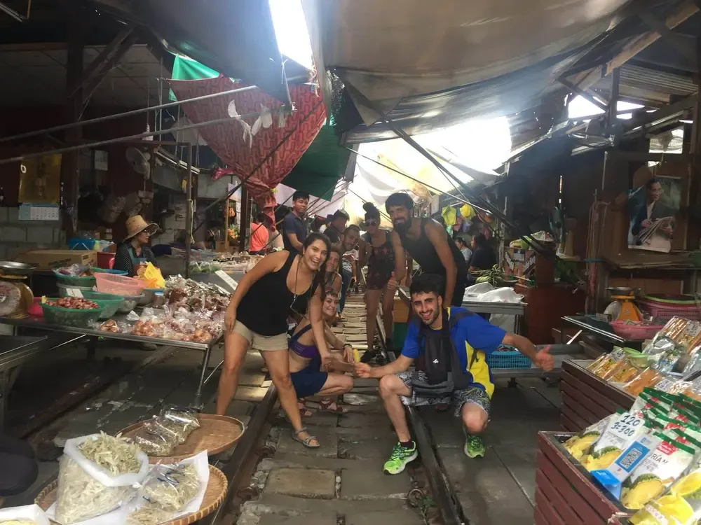 Disfrutando del mercado con los amigos que hicimos en el avión camino de Tailandia