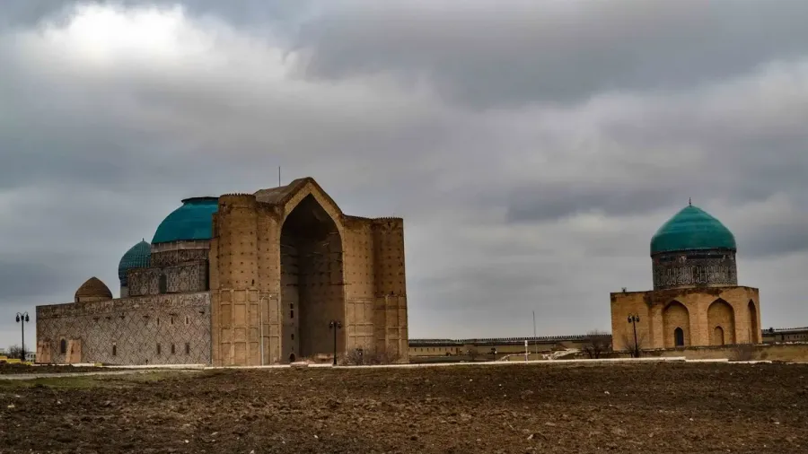 Mausoleo de Khoja Ahmed Yasawi en Turquestán bajo un cielo nublado