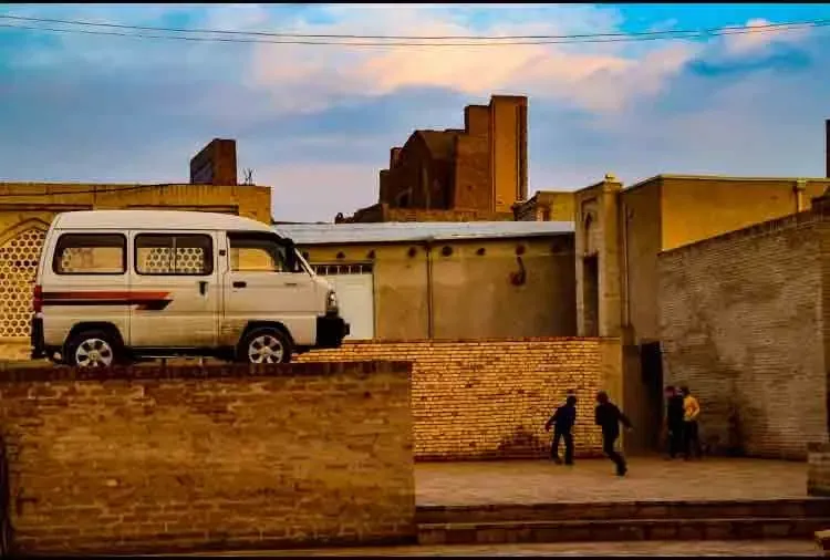 niños jugando en casco antiguo Bujará