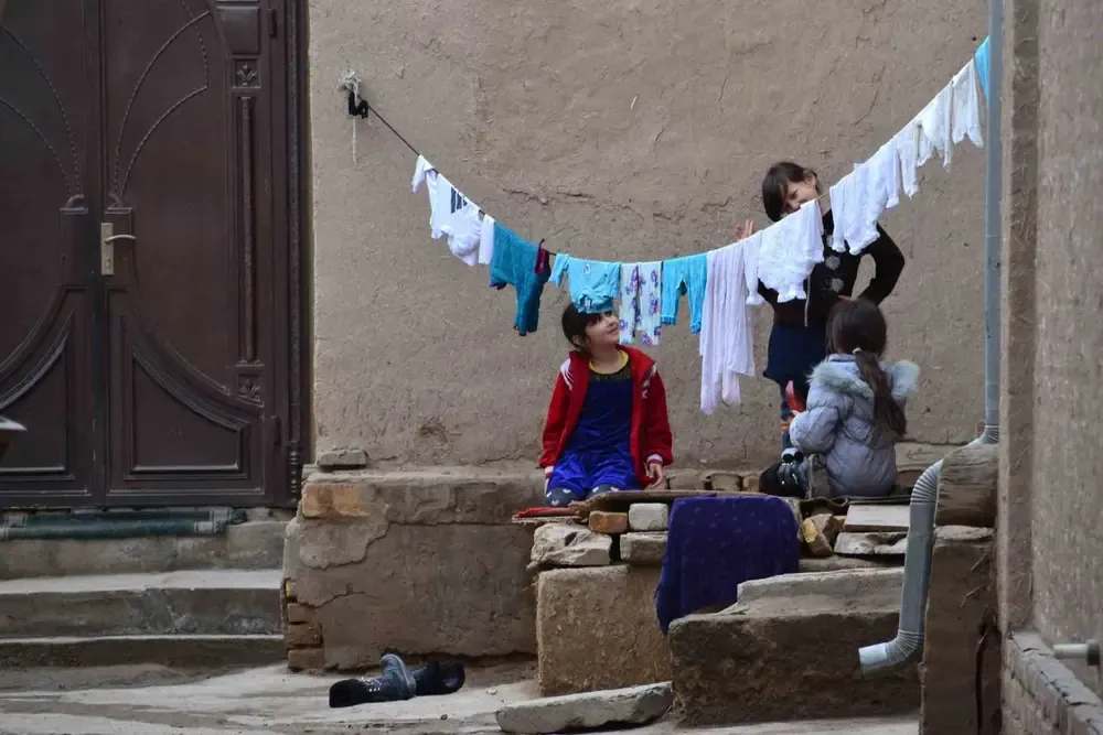 Niños jugando entre las casas de adobe