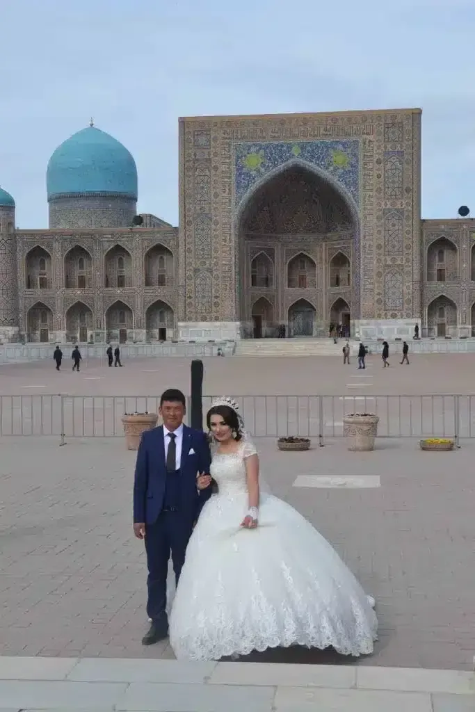 novios en la plaza de registan
