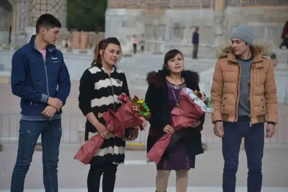 parejas con flores en samarcanda