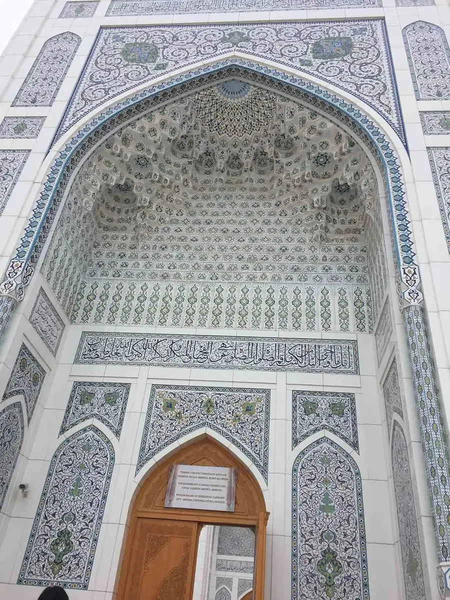 Fachada mezquita blanca