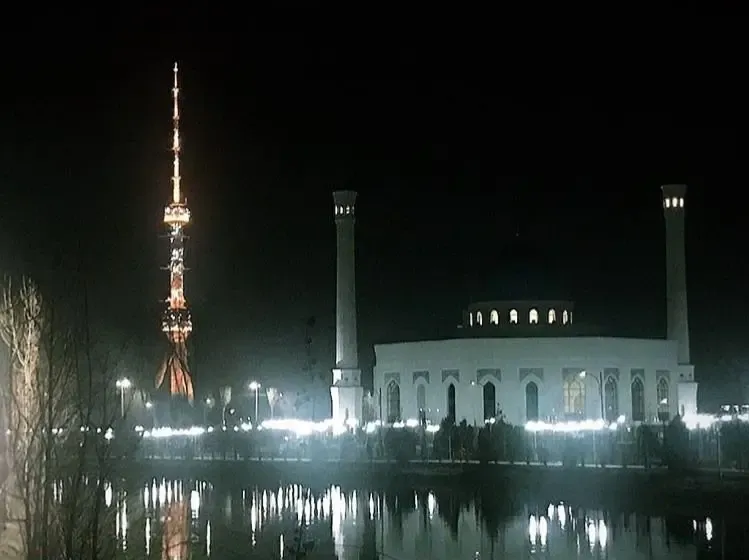 Vistas del pirulí iluminado de noche