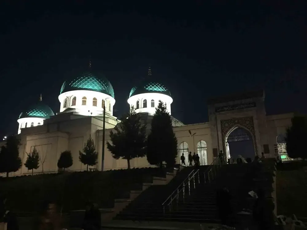 Mezquita iluminada de noche