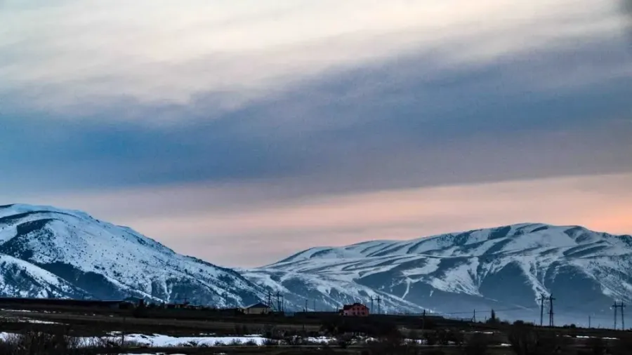 Montañas nevadas de la reserva de Aksu Zhabagly al atardecer